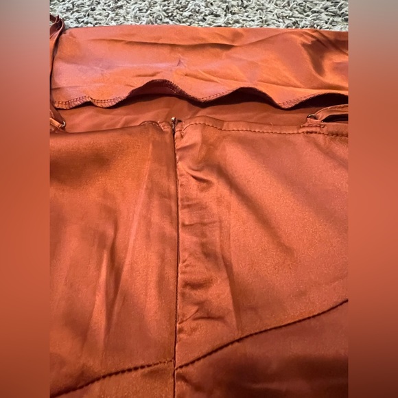 Satin dress with leg slit - Picture 5 of 5